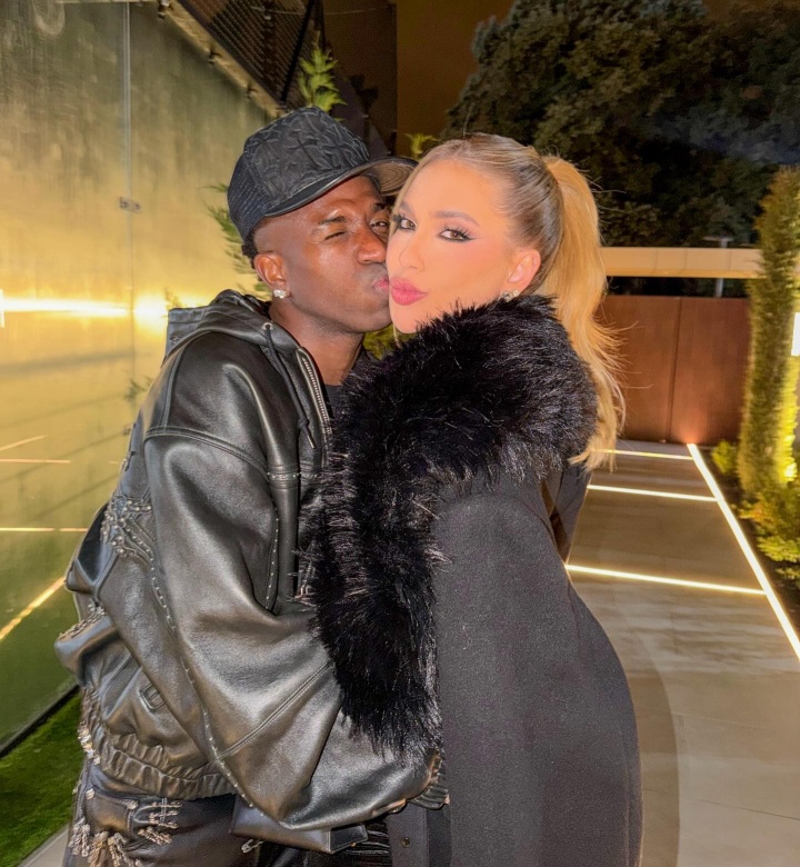 开云官网-甜甜蜜蜜❤️维尼修斯女友晒亲密合照，维尼修斯评论：想你了