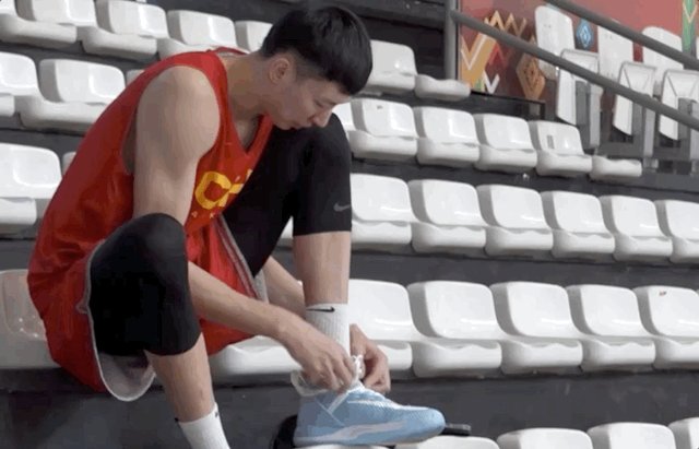 1657812404866037723.gif 中国男篮困难比想象中更大 周琦即将驰援球队