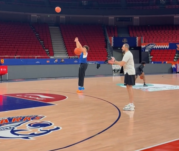 开云APP-上海备战广州！李添荣跟队，6人主动加练，弗格回应状态回暖！